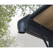 Detaljbild av en stupränna på ett terrasstak