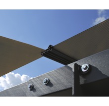 Detaljvy av ett terrasstak med polykarbonatskivor och aluminiumprofiler.