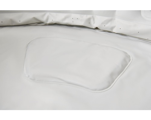 Detaljvy av ett vitt spabadskydd med insydd kudde