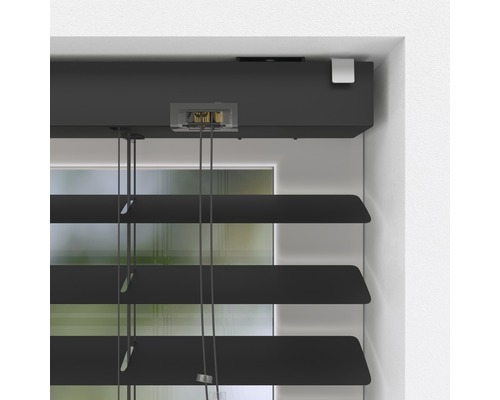 Detaljbild av en svart persienn för fönsterdekoration och avskildhet