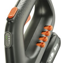 Detaljvy av en grässax med reglage och batteriindikator