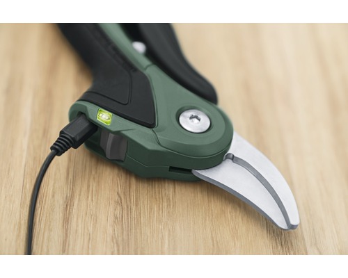 Batteridriven trädgårdssax med laddkabel i detalj