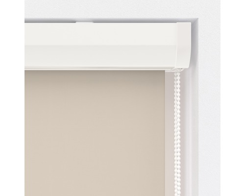 Detaljvy av en rullgardin med kedjedrag i en fönsterram