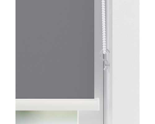 Grå rullgardin med kedjedrag vid fönstret