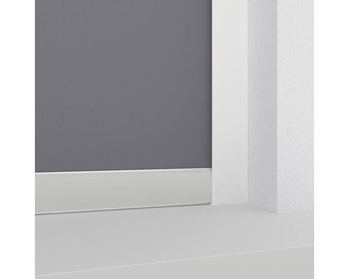 Närbild av golvlister på en grå vägg