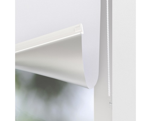 Detaljvy av en vit rullgardin med kedjedrift