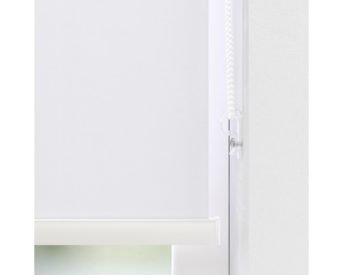 Detaljvy av en vit rullgardin med kedjemekanism för fönsterdekoration