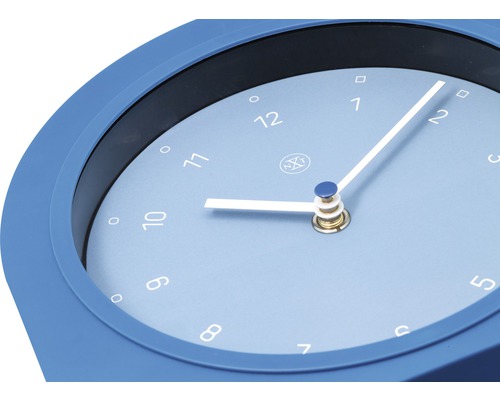 Blå väggklocka med runda markeringar istället för siffror