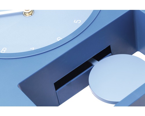 Detaljvy av en pendelklocka med urtavla