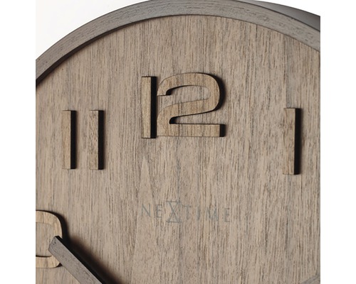 Detaljvy av en Nextime träklocka med siffror