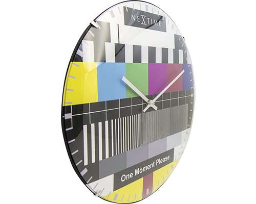 Nextime Logo. Rund väggklocka med testbildsmönster och tidsvisning.