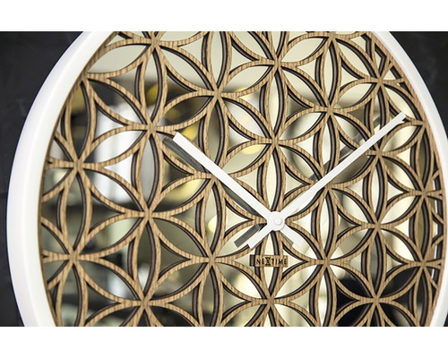Nextime väggklocka med trädesign och vit ram