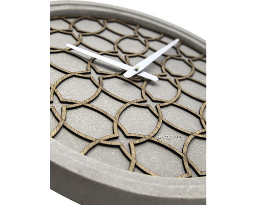 Dekorativ väggklocka med geometriskt mönster och tidsvisning