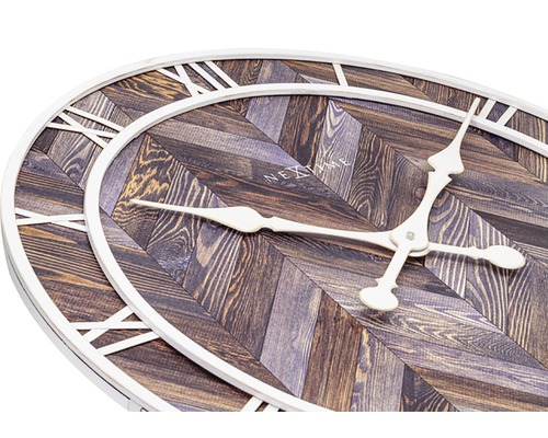 Nextime väggklocka med träutseende och romerska siffror