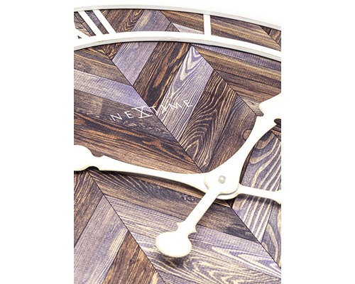 Närbild av en Nextime-klocka med trämönster och visare