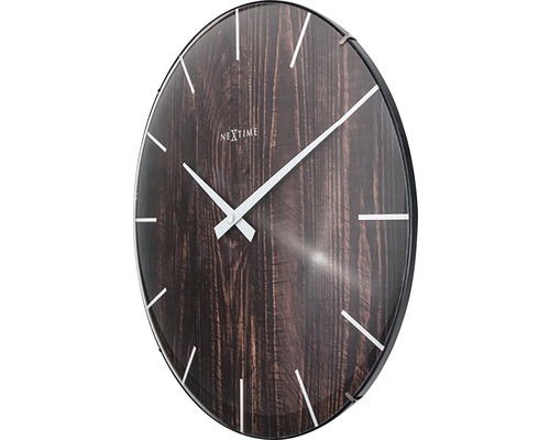 Väggklocka med träutseende och vita visare