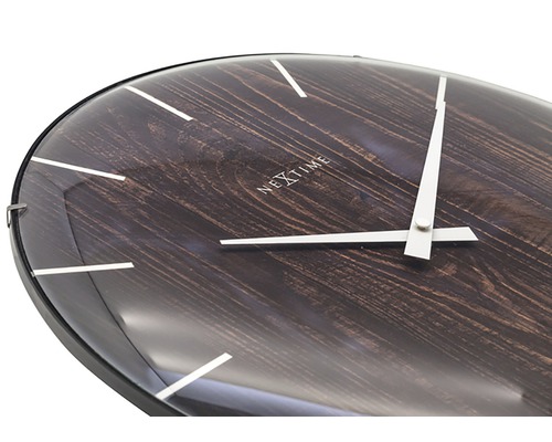 Nextime väggklocka med träutseende och tidsvisning