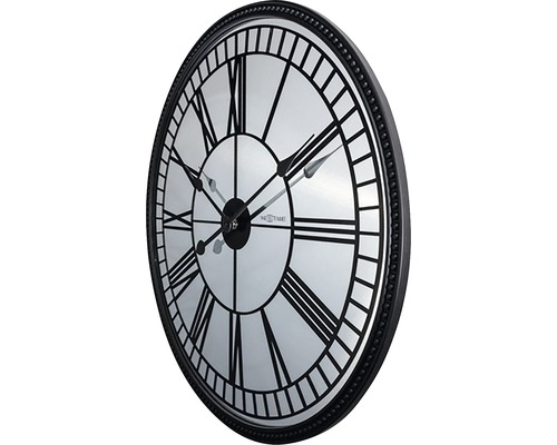 Rund väggklocka med romerska siffror och urtavla