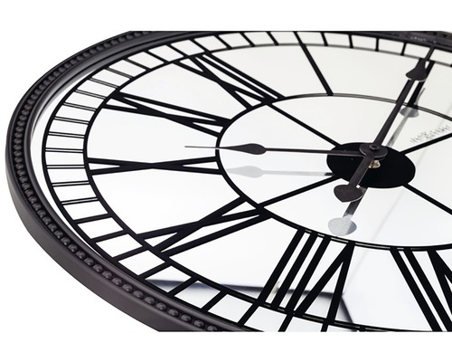 Väggklocka med romerska siffror och filigranvisare