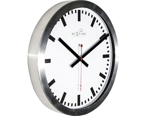 Radiostyrd väggklocka med metallram