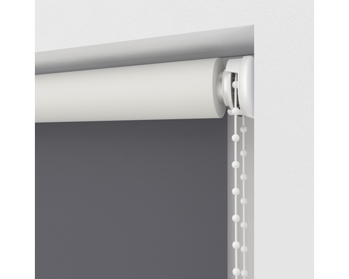 Grå rullgardin med kedjedrag vid fönstret