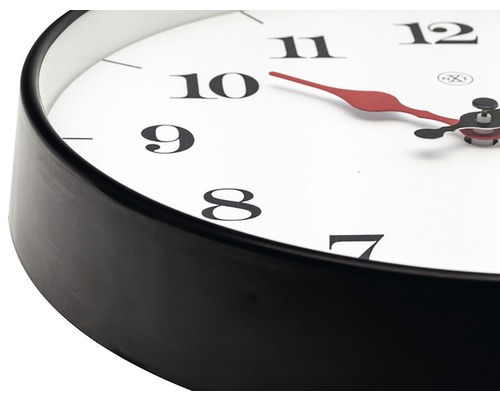 Väggklocka med svart ram och röd sekundvisare