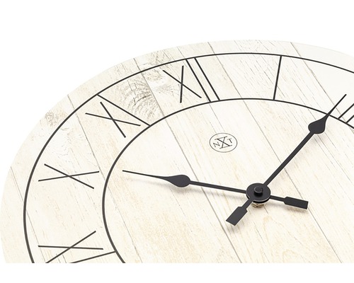 Närbild av en klocka med romerska siffror och visare