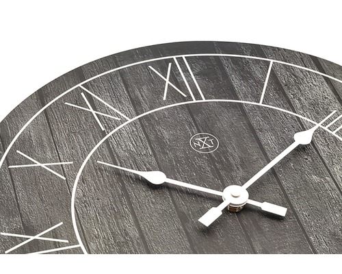 Detaljvy av en väggklocka med romerska siffror och trästruktur