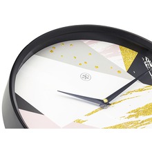 Väggklocka med geometriskt mönster och visare