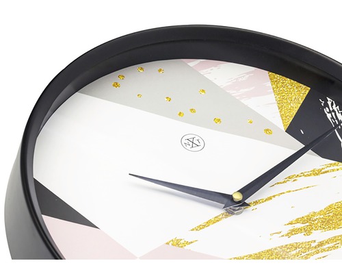 Väggklocka med geometriskt mönster och visare