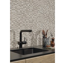 Diskho med blandare och mosaikplattor som stänkskydd