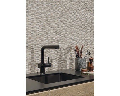 Diskho med blandare och mosaikplattor som stänkskydd