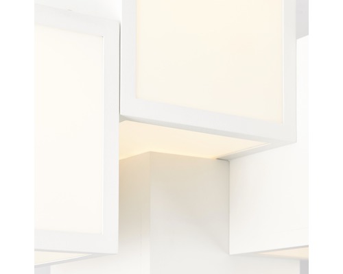 Närbild av en vit, kubformad taklampa