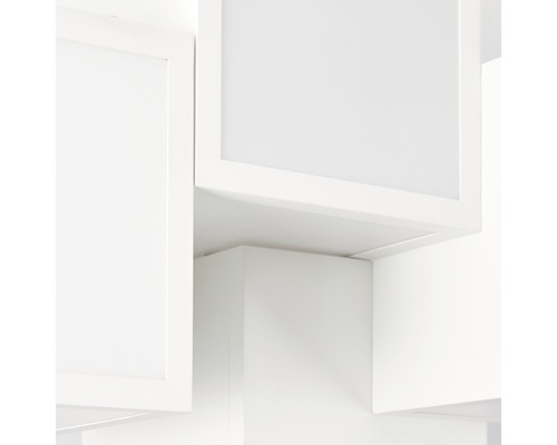 Detaljbild av vita väggskåp med ram