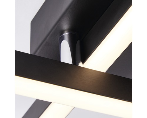 Detaljvy av en svart taklampa med LED-lampa