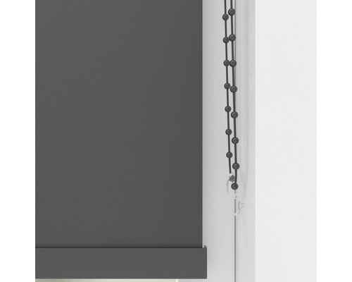 Grå rullgardin med kedjedrag vid fönstret