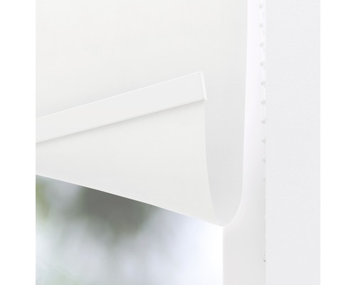 Detaljvy av en vit rullgardin för fönsterdekoration