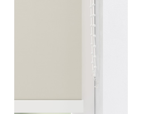 Detaljvy av en fönsterrullgardin med kedjedrift.