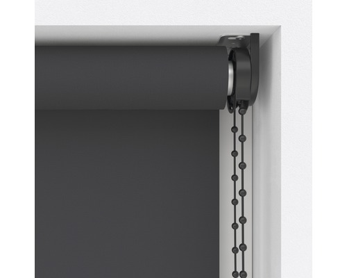Rullgardin med kedjedrag vid fönstret