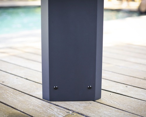 Detaljvy av en stolpe på en träterrass utomhus