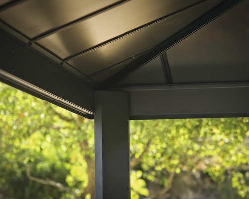 Detaljvy av ett lusthus med stabila stödpelare och takkonstruktion