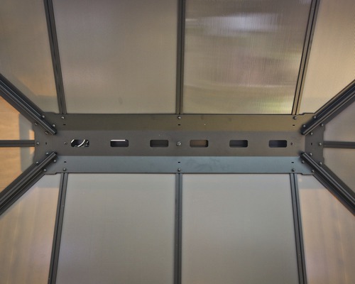 Invändig vy av ett lusthus med transparent tak och ram