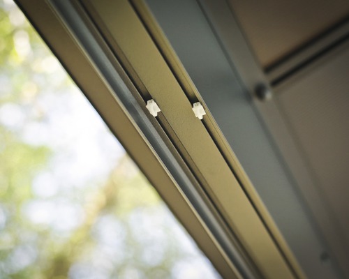 Detaljvy av en styrskena med glid