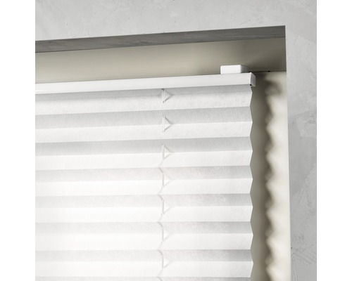 Närbild av en vit plisségardin