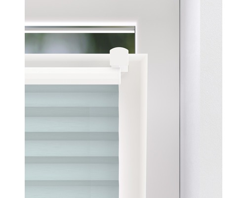 Detaljvy av ett fönster med en rullgardin och monteringsdel