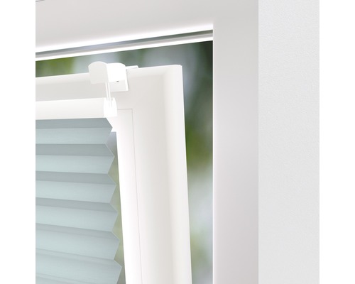 Detalj av en plisségardin på fönstret