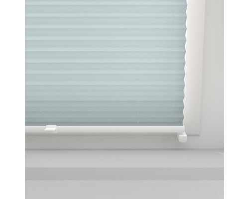 Plisségardin vid fönstret