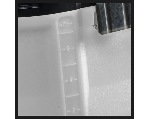 Nivåindikator på en behållare med markeringar från 2 till 7,5