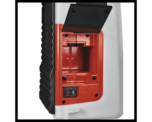 Detaljvy av en batteridriven tryckspruta med öppet batterifack och strömbrytare