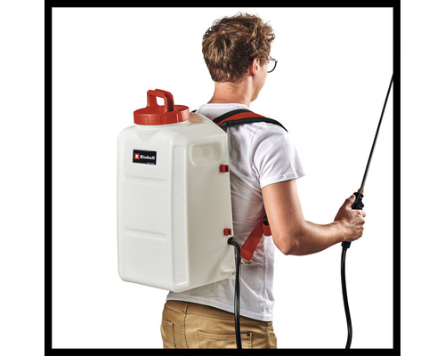 Man med ryggspruta för trädgårdsarbete. Einhell logotyp.